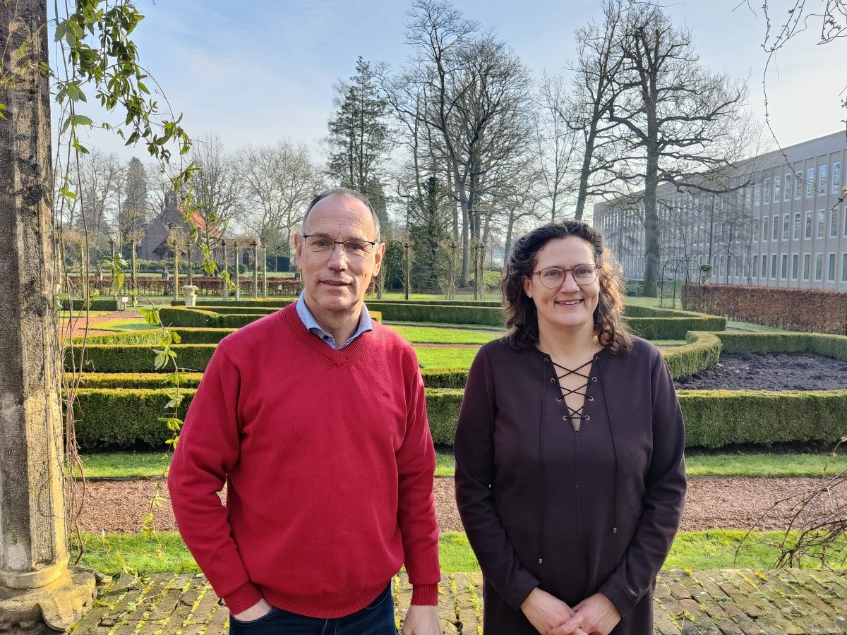 Piet Ackermans en Irene Lammers in een tuin